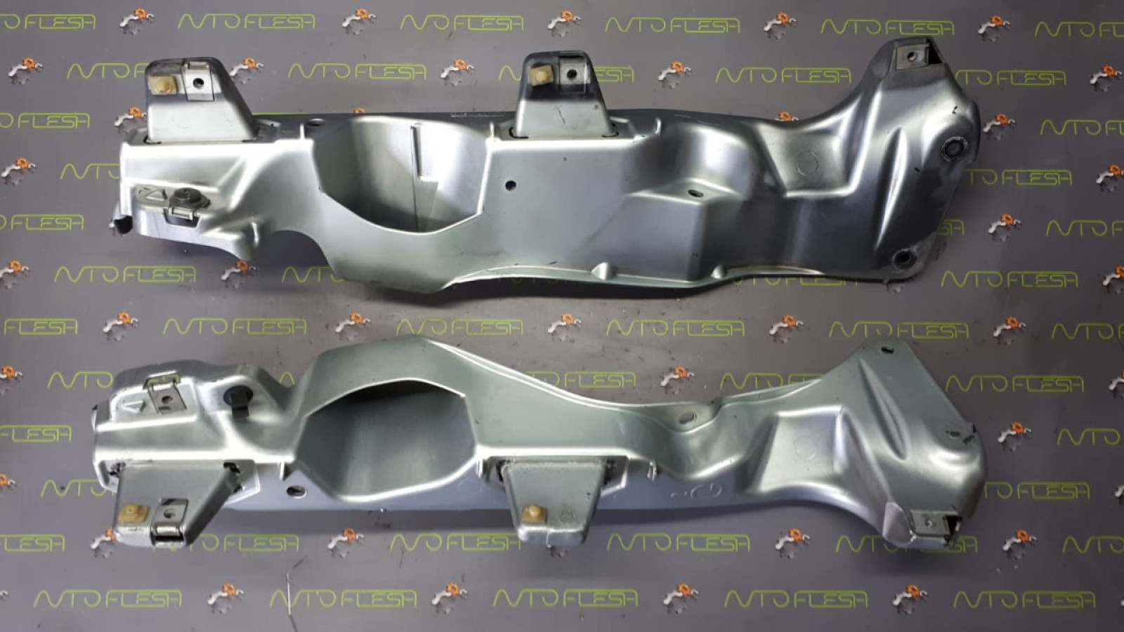 Б/у кронштейн крепления крыла 8200381901/ 8200381902 для Renault Kangoo II