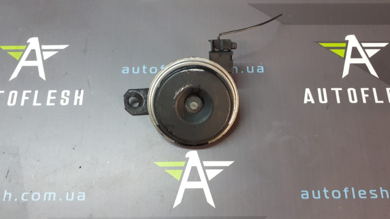 Б/у сигнал/ клаксон 86520-0D140 для Toyota Aygo/ Yaris Б/у сигнал/ клаксон 86520-0D140 для Toyota Aygo/ Yaris