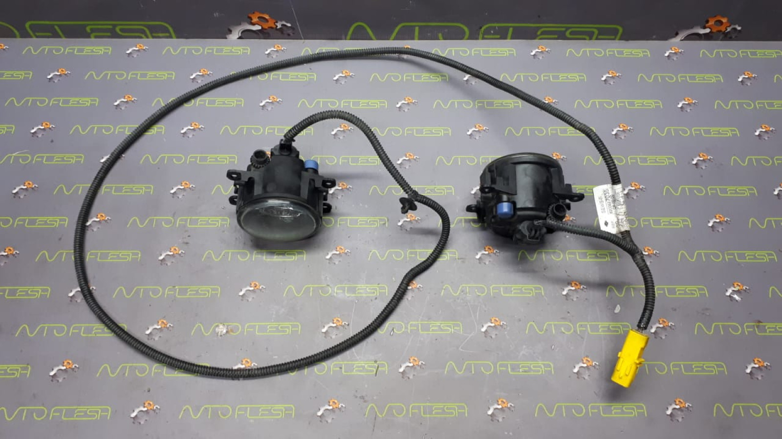 Б/у фара противотуманная c проводкой 8200074008 /8200627035 для Renault Kangoo II
