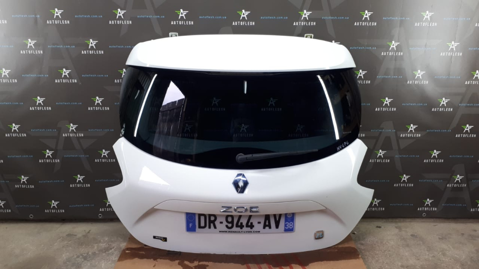 Б/у крышка багажника в сборе/ ляда белая, код краски: NV676 для Renault Zoe