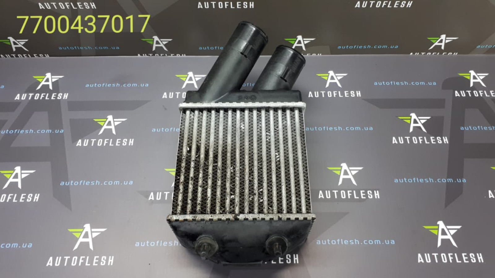 Б/у радиатор интеркуллера 7700437017, 1.9 dCi для Renault Scenic RX4