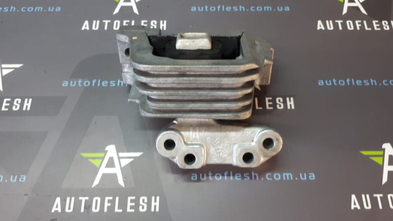 Б/у опора/ подушка двигателя 9654166080/ 9681095580, 1.4 для Citroen C3, DS3/ Peugeot 207, 208, 308
