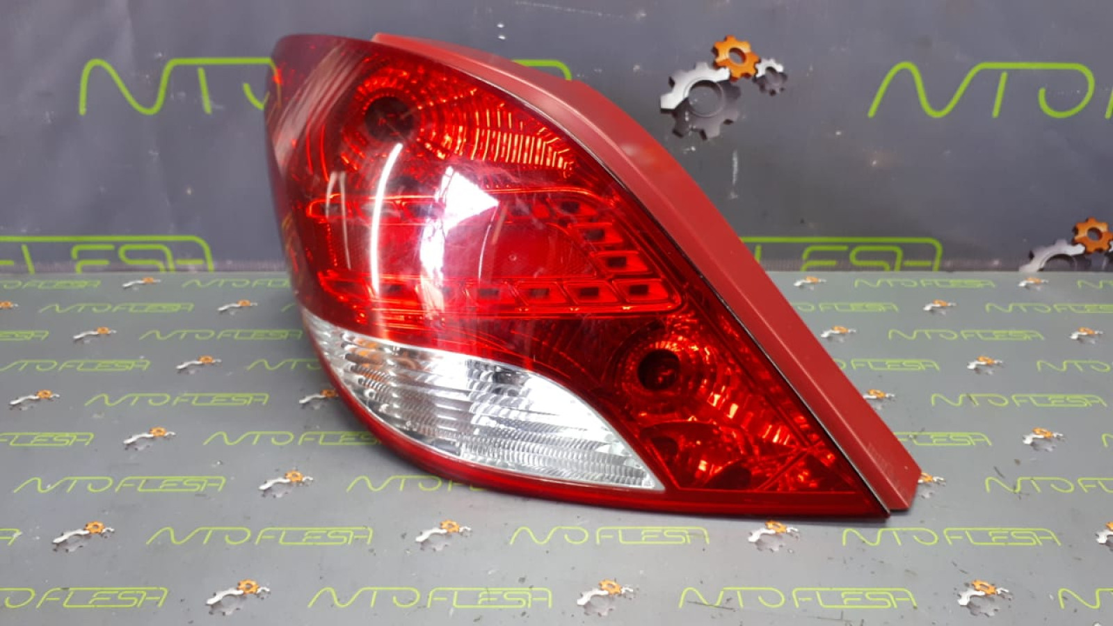 Б/у фонарь задний левый 968656608000 для Peugeot 207 Б/у фонарь задний левый 968656608000 для Peugeot 207