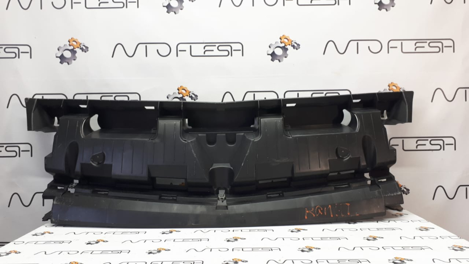 Б/у решетка радиатора внутренняя 8200436706 на Renault Kangoo II Б/у решетка радиатора внутренняя 8200436706 на Renault Kangoo II