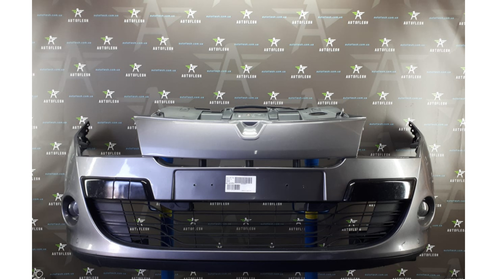 Б/у бампер передний в сборе (туманки/ парктроник) для Renault Megane III (2009-2011)