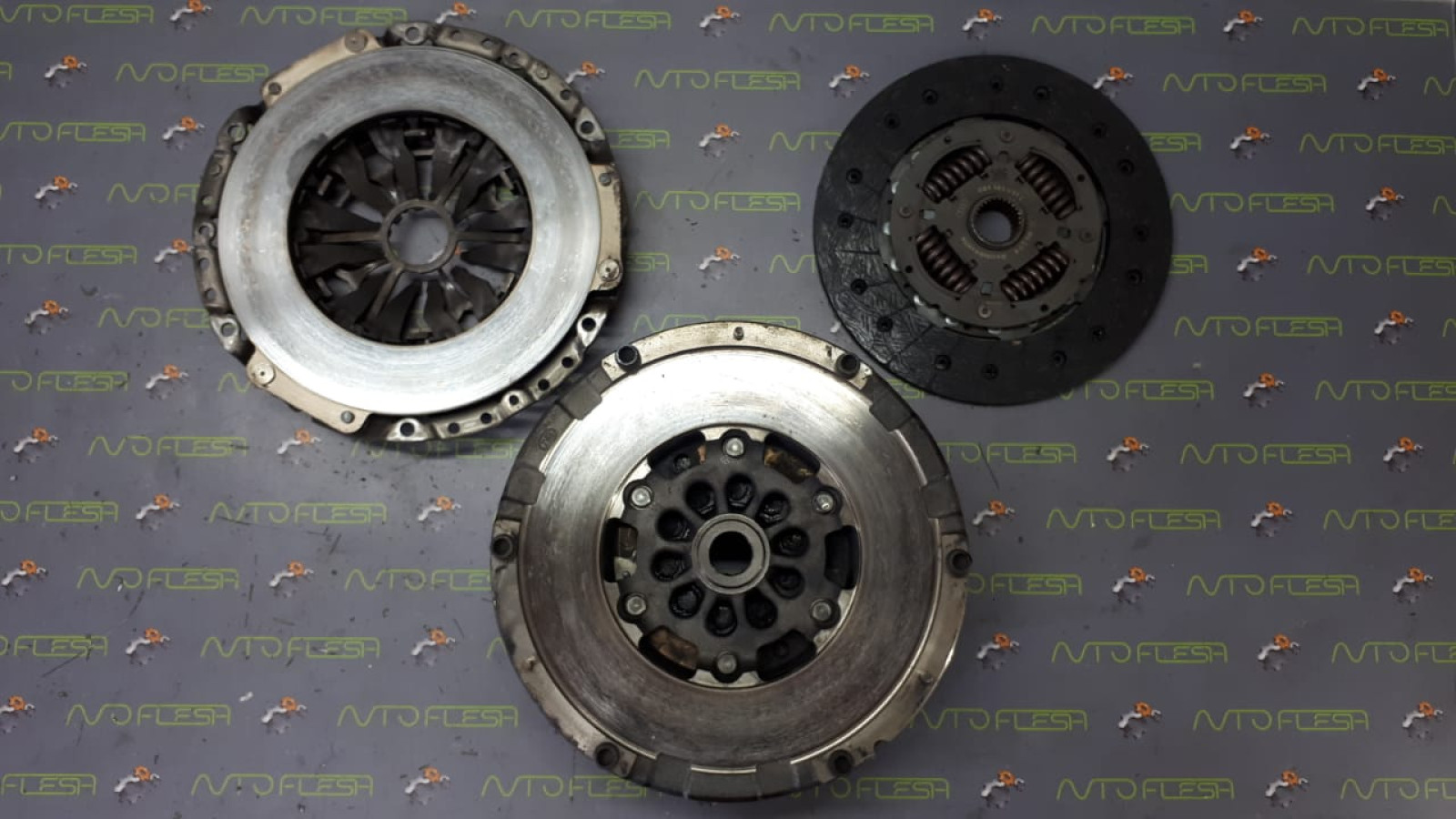 Б/у комплект сцепления/ маховик/ демпфер 0B1105266AB для Audi A4/ A5/ A6/ Q5 Б/у комплект сцепления/ маховик/ демпфер 0B1105266AB для Audi A4/ A5/ A6/ Q5