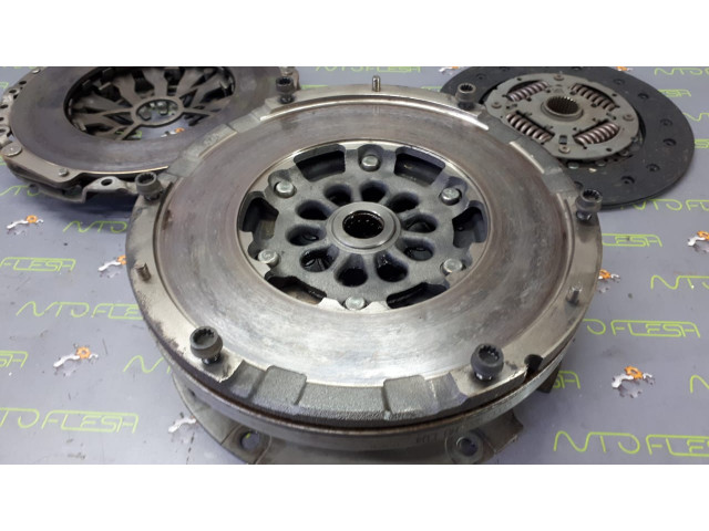 Б/у комплект сцепления/ маховик/ демпфер 0B1105266AB для Audi A4/ A5/ A6/ Q5 Б/у комплект сцепления/ маховик/ демпфер 0B1105266AB для Audi A4/ A5/ A6/ Q5