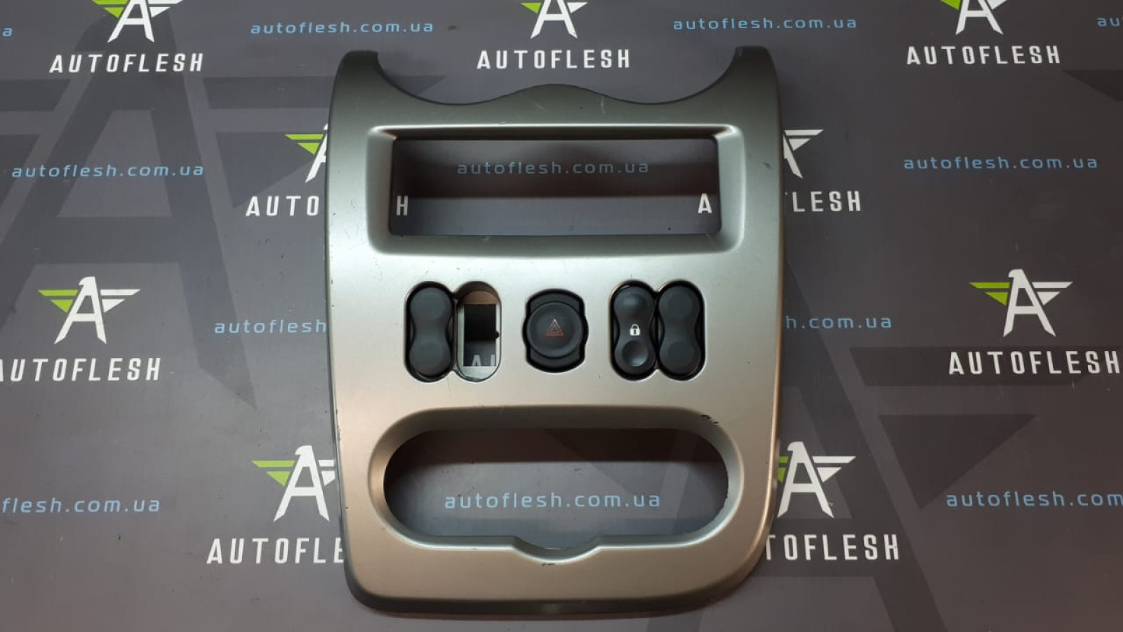 Б/у накладка торпеды 8200739438, 8200739440 для Dacia Duster/ Logan/ Logan MCV/ Sandero