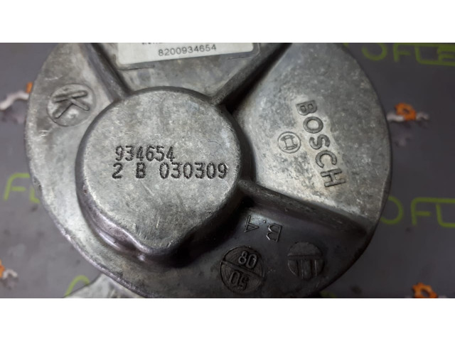 Б/у вакуумный насос 8200934654, Bosch, 2.0 dCi для Nissan Primastar/ Opel Vivaro/ Renault Trafic II Б/у вакуумный насос 8200934654, Bosch, 2.0 dCi для Nissan Primastar/ Opel Vivaro/ Renault Trafic II