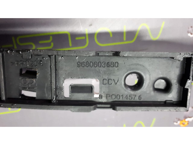 Б/у кронштейн крепления заднего бампера 9680603680/ 9680603580 для Citroen Berlingo/ Peugeot Partner Б/у кронштейн крепления заднего бампера 9680603680/ 9680603580 для Citroen Berlingo/ Peugeot Partner
