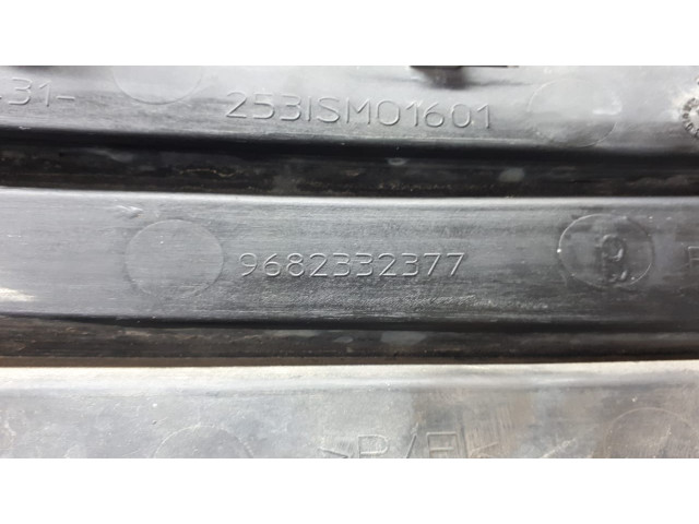 Б/у решетка переднего бампера 9682332377, 9682332477 для Citroen C3 Picasso Б/у решетка переднего бампера 9682332377, 9682332477 для Citroen C3 Picasso