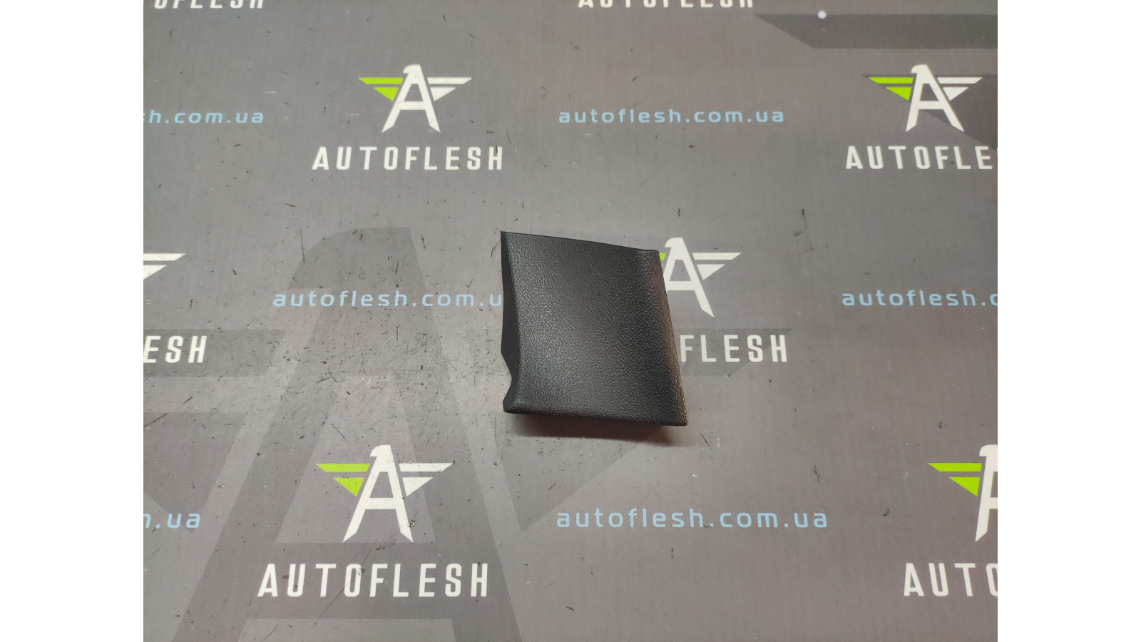 Б/у накладка торпедо 682103132R для Renault Fluence/ Megane III