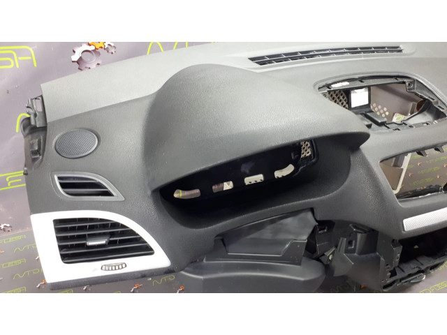 Б/у панель безопасности, торпедо, панель SRP Airbag 681000022R для Renault Megane III Б/у панель безопасности, торпедо, панель SRP Airbag 681000022R для Renault Megane III