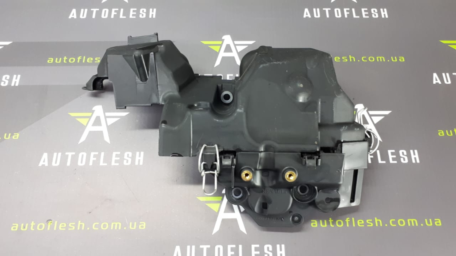 Б/у крышка двигателя/ крепление горловины 8200397012, 8200397015 для Nissan/ Renault