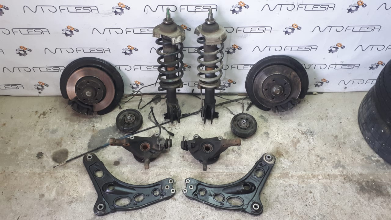 Б/у цапфа/ ступица передняя 402027125R для Nissan Primastar/ Opel Vivaro/ Renault Trafic II