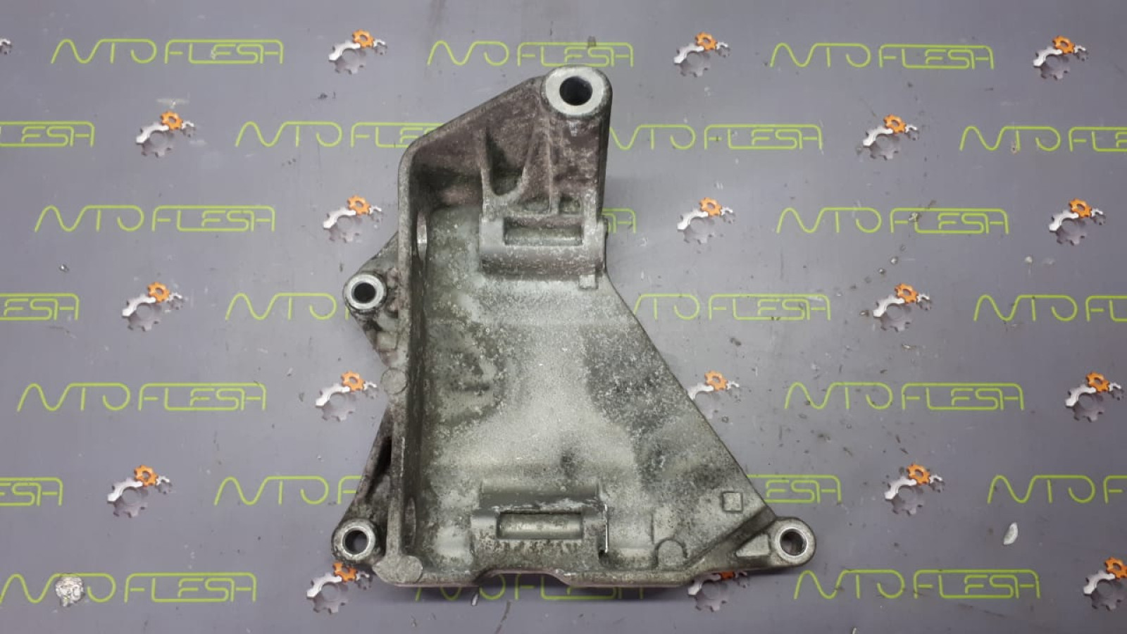 Б/у кронштейн генератора 070903143C для Volkswagen T5