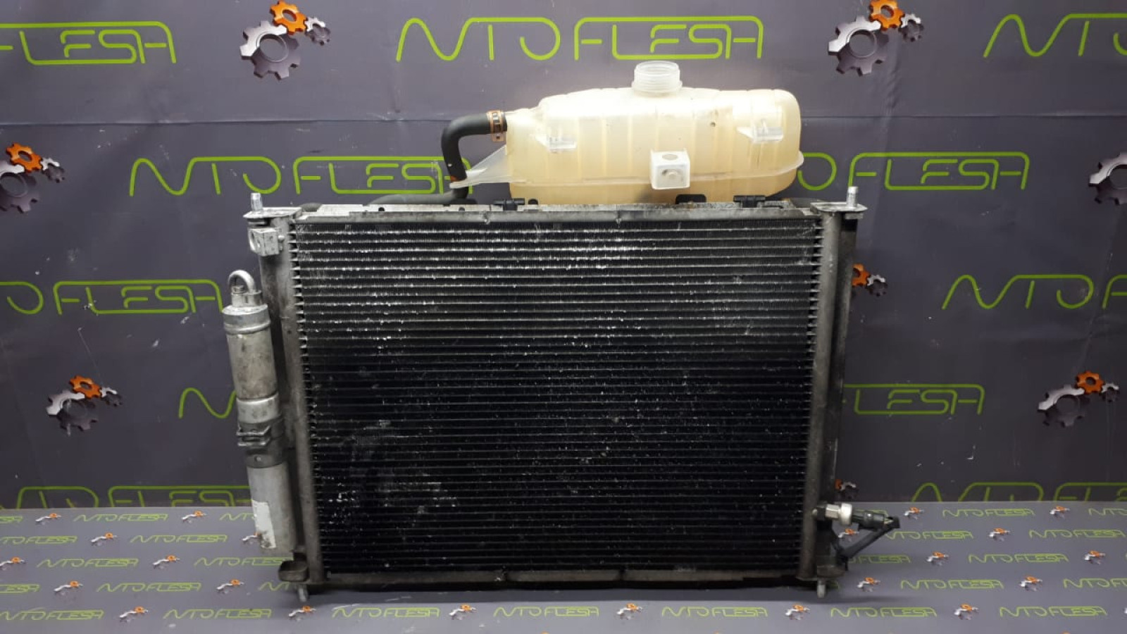 Б/у радиатор основной, кондиционера 8200688390 для Renault Clio III/ Modus