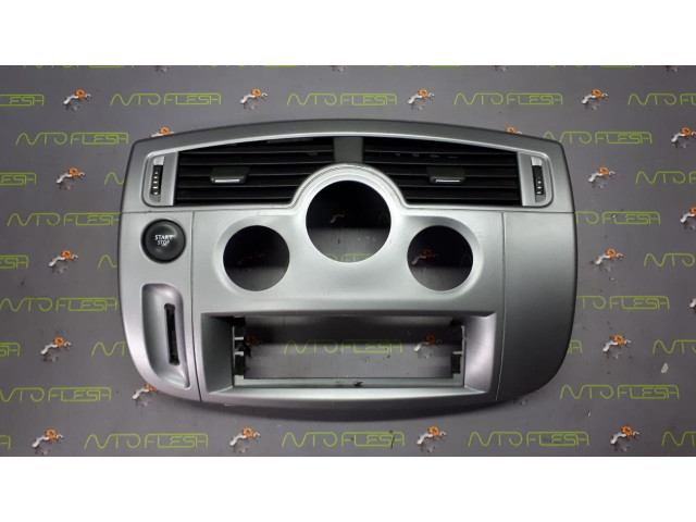 Б/у корпус защиты магнитолы 8200140713 для Renault Megane II/ Scenic II Б/у корпус защиты магнитолы 8200140713 для Renault Megane II/ Scenic II