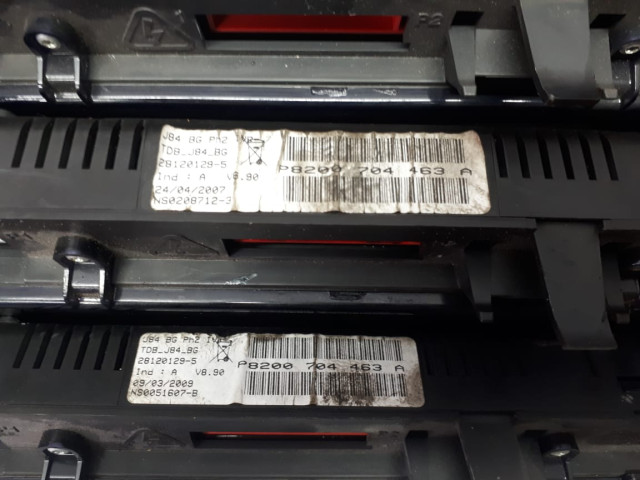 Б/у панель приборов 8200704463A/ 8200704464A для Renault Scenic II Б/у панель приборов 8200704463A/ 8200704464A для Renault Scenic II