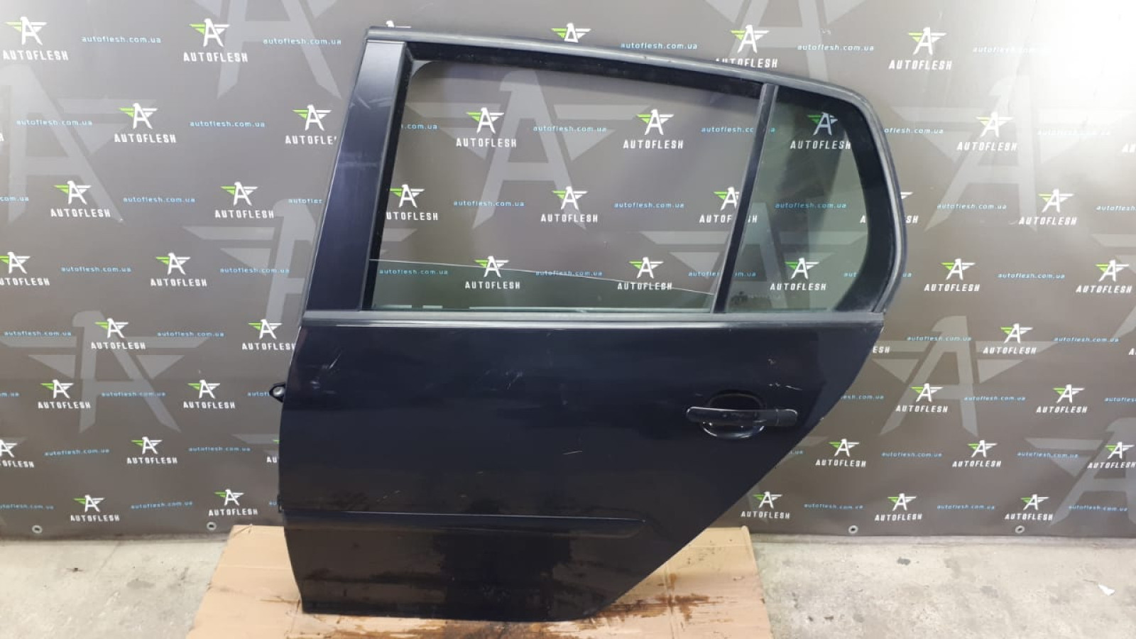 Б/у дверь задняя левая 1K6833105J/ 1K6833301AA для Volkswagen Golf 5 хэтчбек