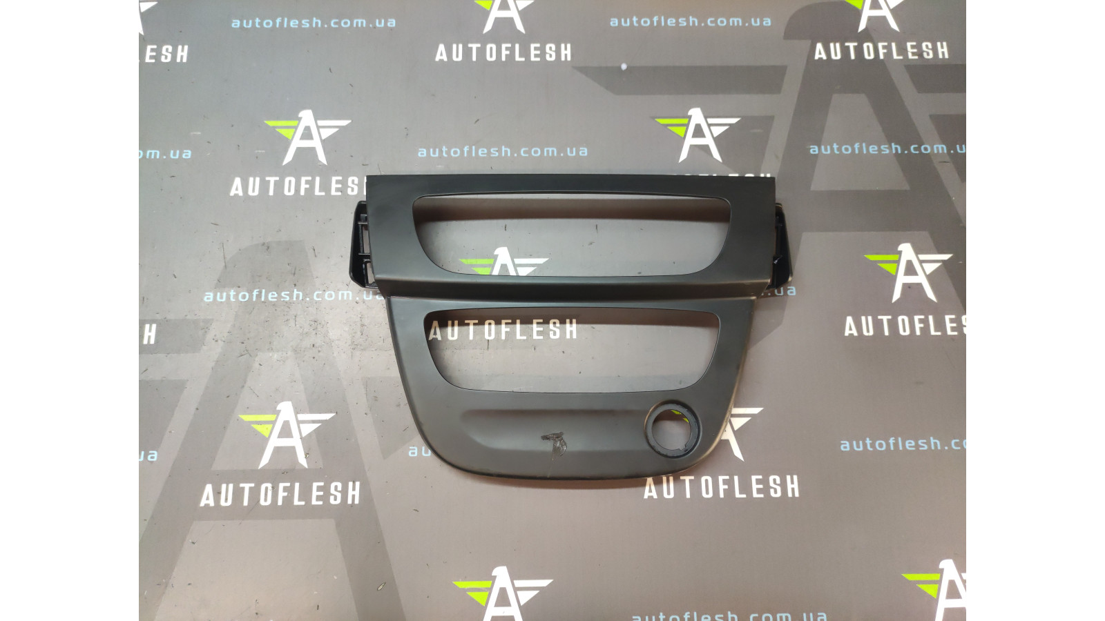 Б/в накладка консолі декоративна 682605490R для Renault Fluence/ Megane III
