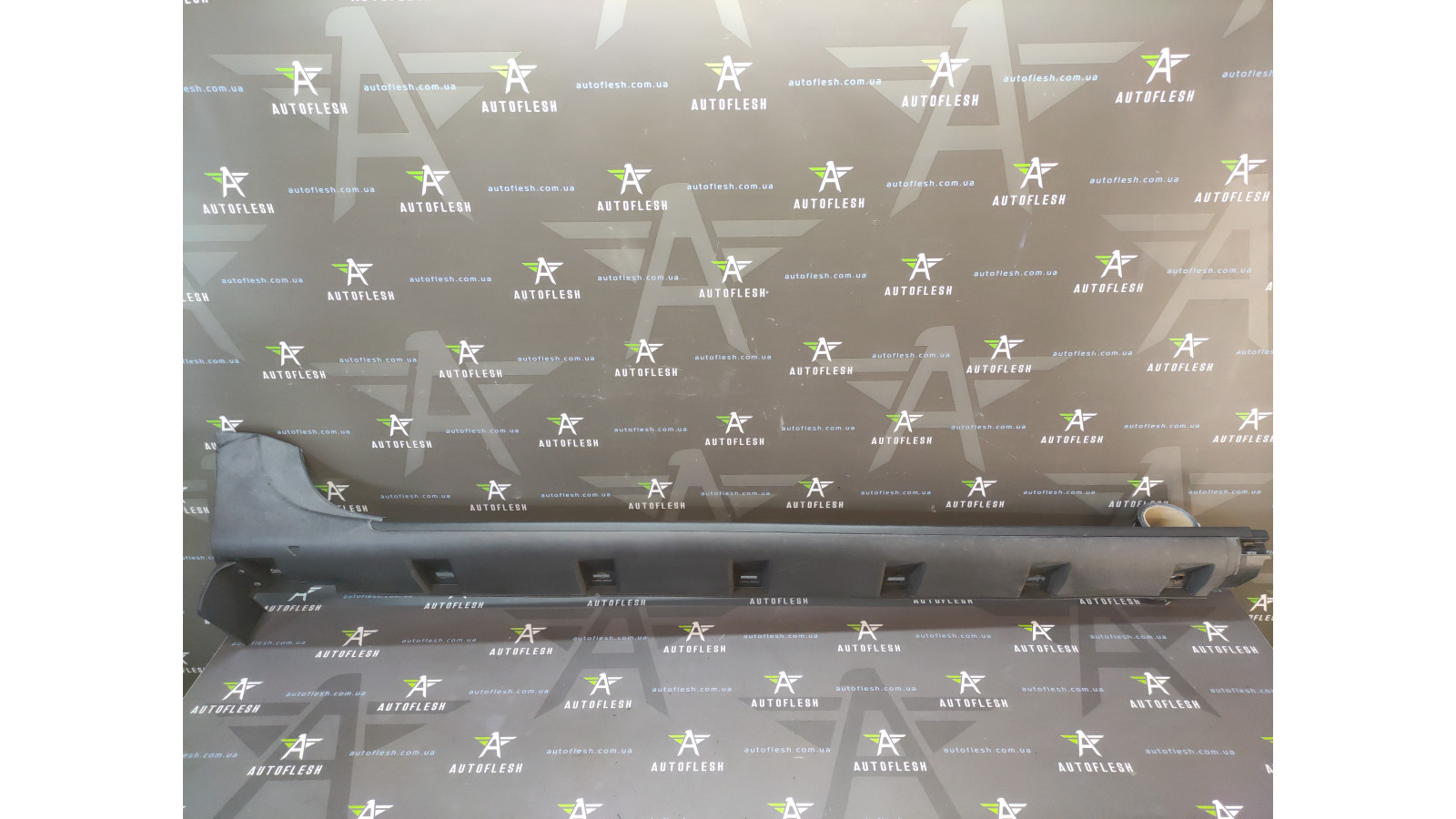 Б/у накладка порога правая 764264932R, 764580003R для Dacia/ Renault Duster