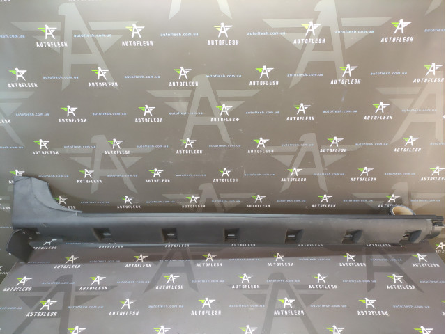 Б/у накладка порога права 764264932R, 764580003R для Dacia/Renault Duster