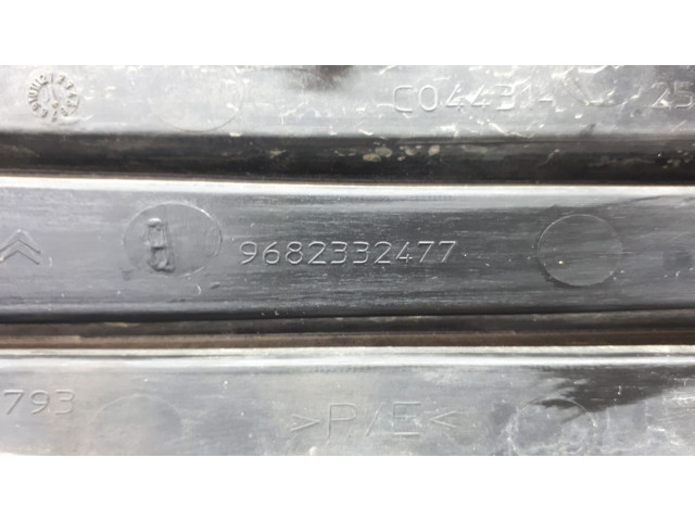 Б/у решетка переднего бампера 9682332377, 9682332477 для Citroen C3 Picasso Б/у решетка переднего бампера 9682332377, 9682332477 для Citroen C3 Picasso