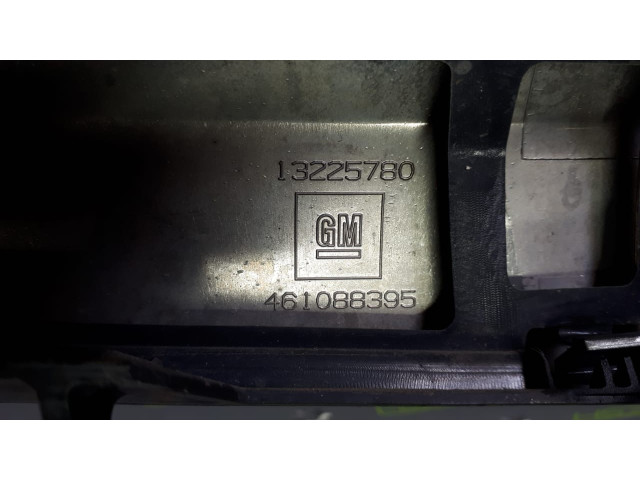 Б\у решетка радиатора 13225780/ 461088395 для Opel Astra H Б\у решетка радиатора 13225780/ 461088395 для Opel Astra H