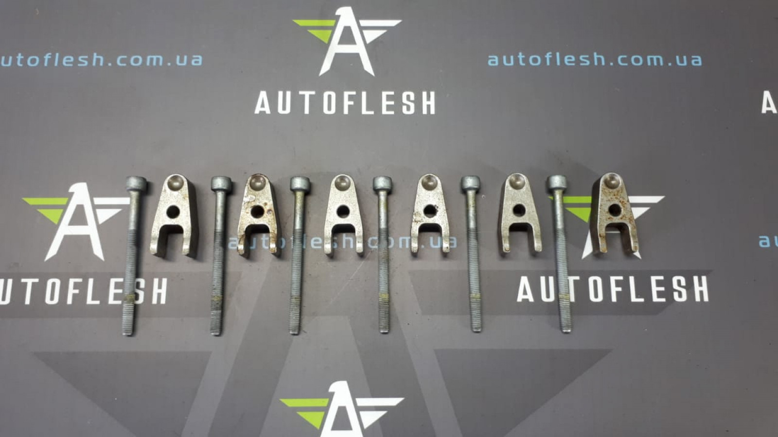 Б/у болт/ скоба/ бугель крепления форсунки A0009902907, A6110160038 для Mercedes